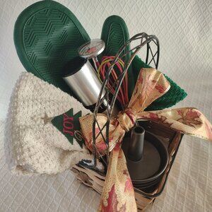 Mini Bundt Christmas Gift Basket 4 Pans Rainbow Whisk Misto Towels Mitt